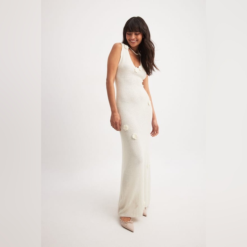 Elegant White Maxi Dress with Floral Appliqués - Picture 14 of 14